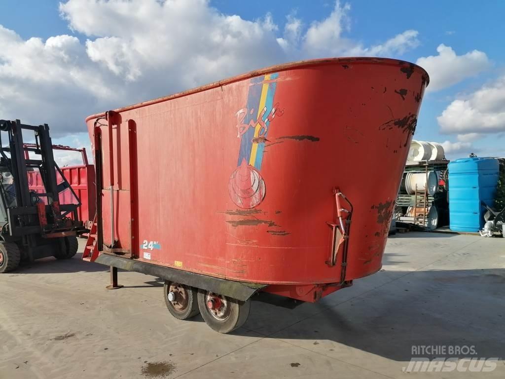Peecon 24m³ Mixer feeders