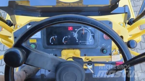 Sakai TS-160 Pneumatic tired rollers