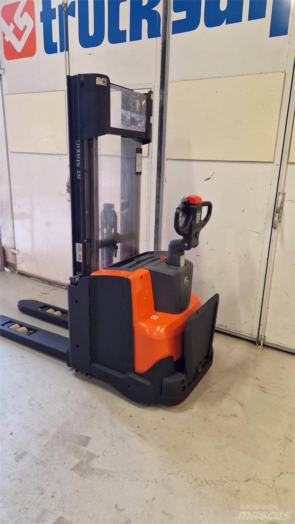 Toyota SWE140L Pedestrian stacker