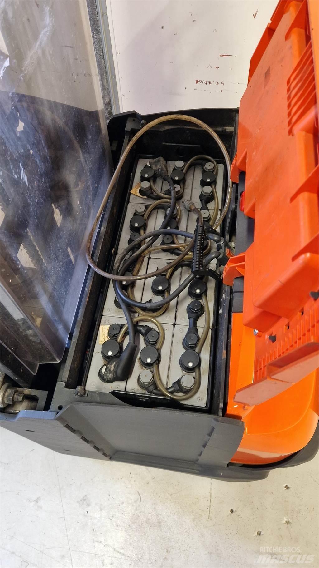 Toyota SWE140L Pedestrian stacker