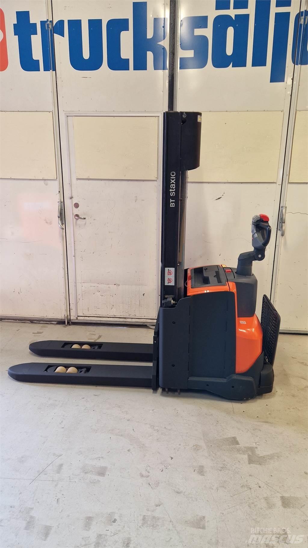 Toyota SWE140L Pedestrian stacker
