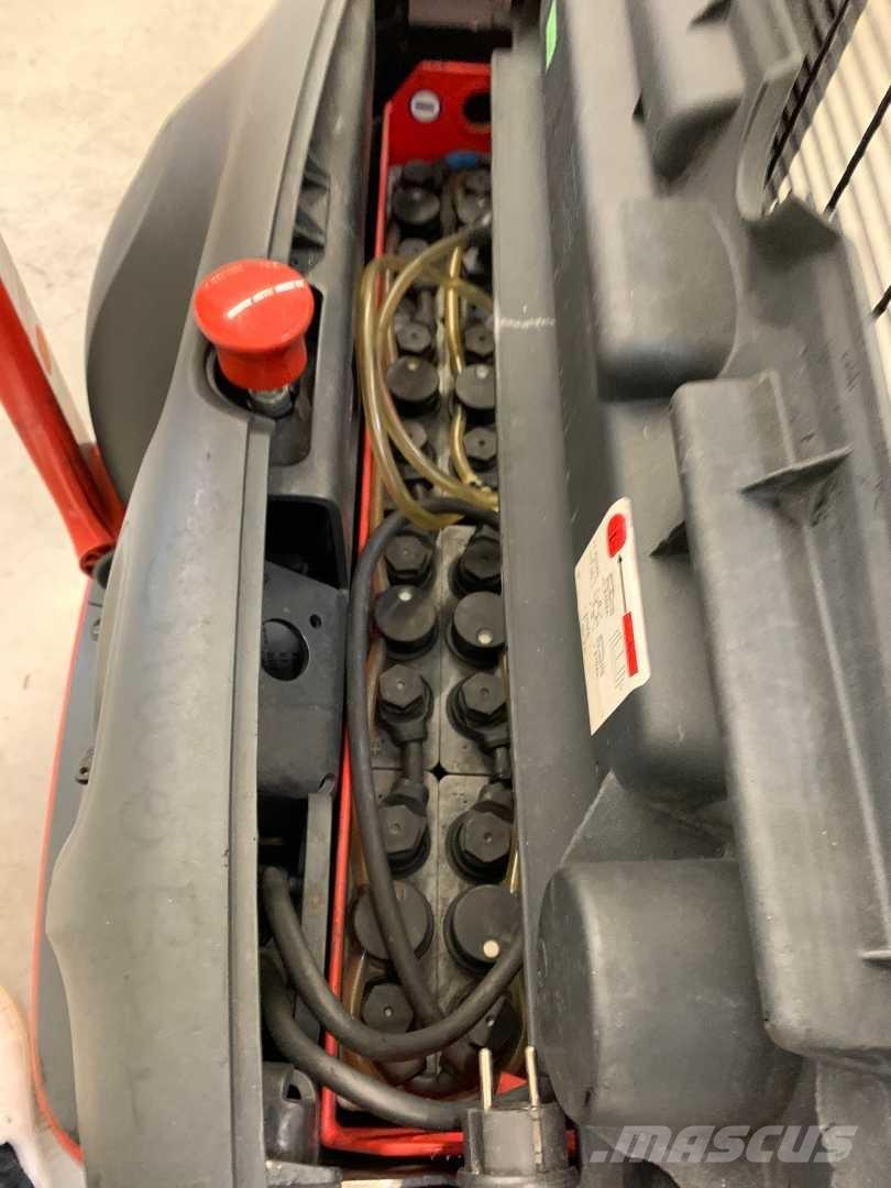 Linde L12 Self propelled stackers