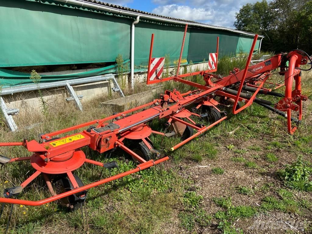 Kuhn GF8702 Rakes and tedders