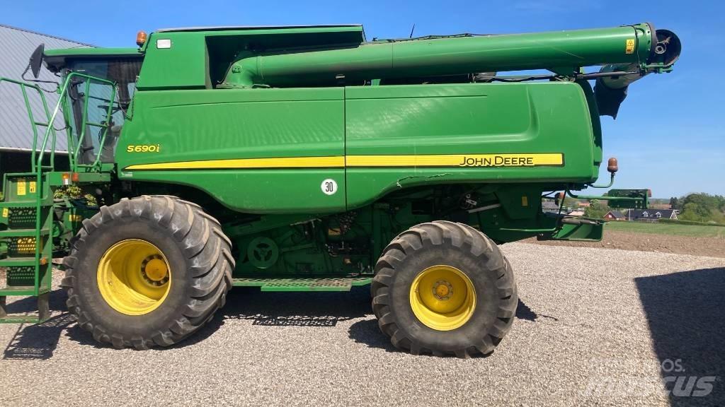 John Deere S690I Combine harvesters
