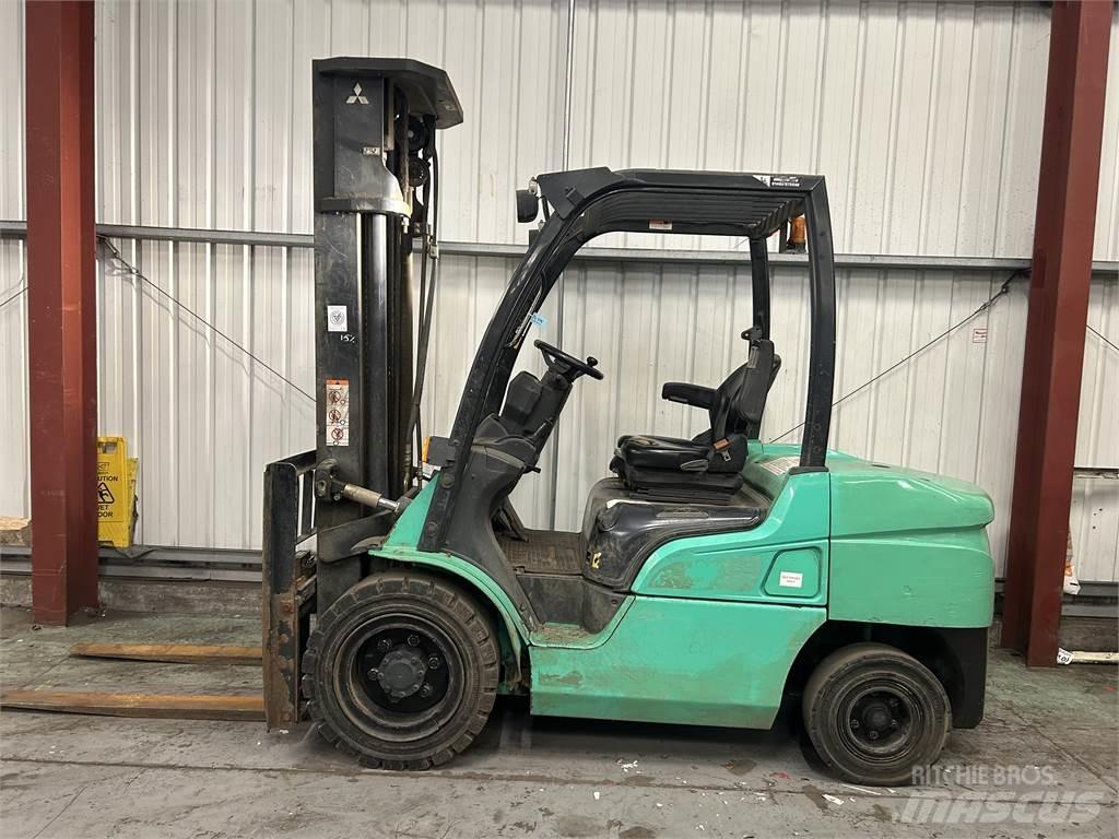 Mitsubishi FD35NT Diesel trucks