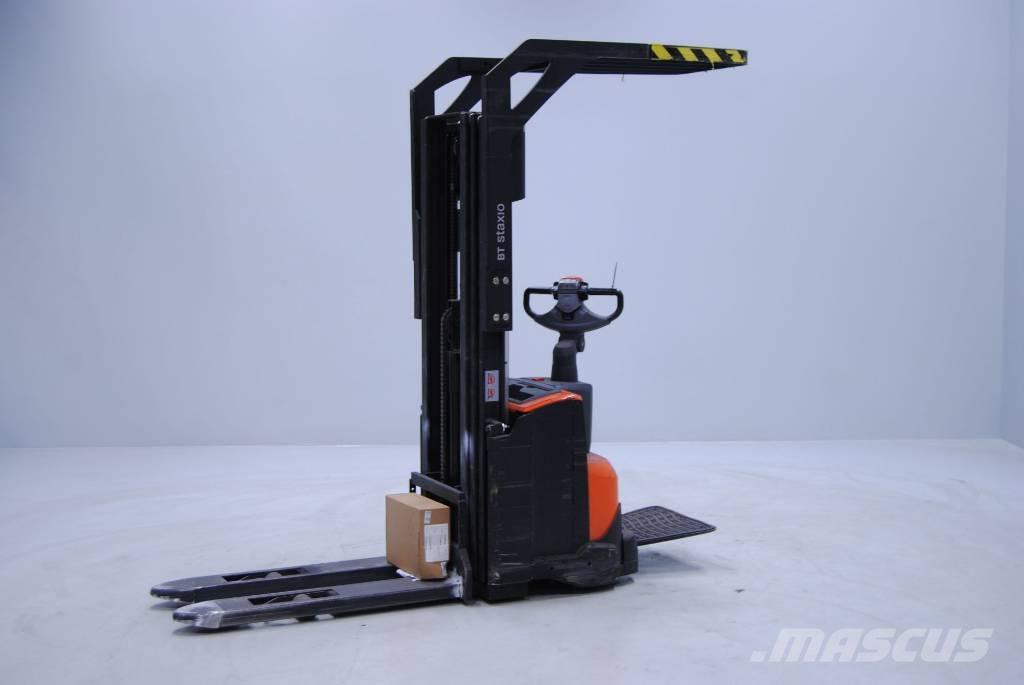 Toyota SWE120 Pedestrian stacker