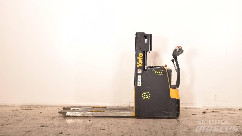 Yale MS20 Pedestrian stacker