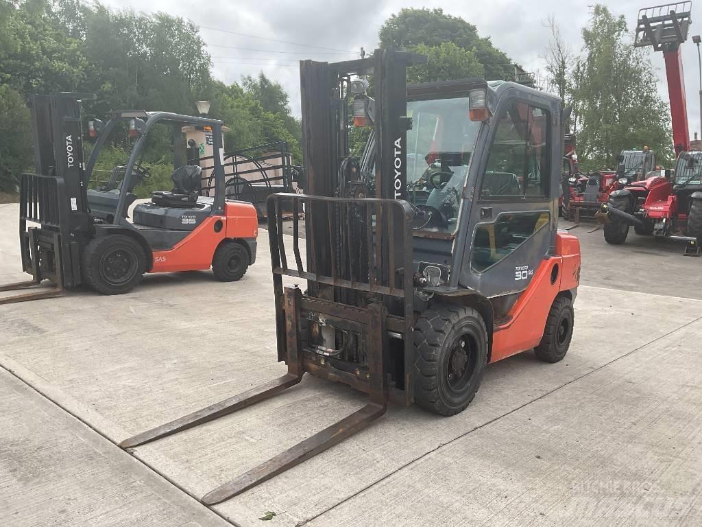 Toyota 02-8 FDF 30 Diesel trucks