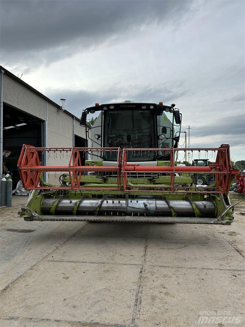 CLAAS Tucano 320 Combine harvesters