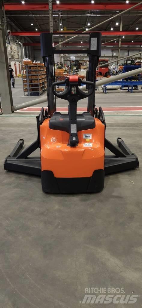 Toyota SWE140S Pedestrian stacker