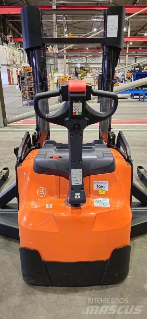 Toyota SWE140S Pedestrian stacker