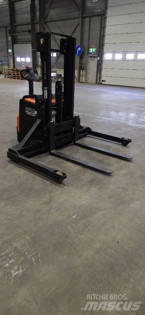 Toyota SWE140S Pedestrian stacker