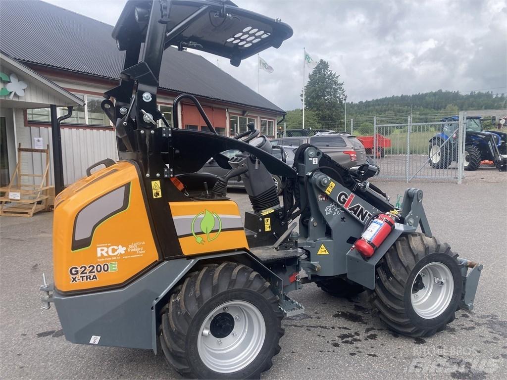 GiANT G2200E Multi purpose loaders