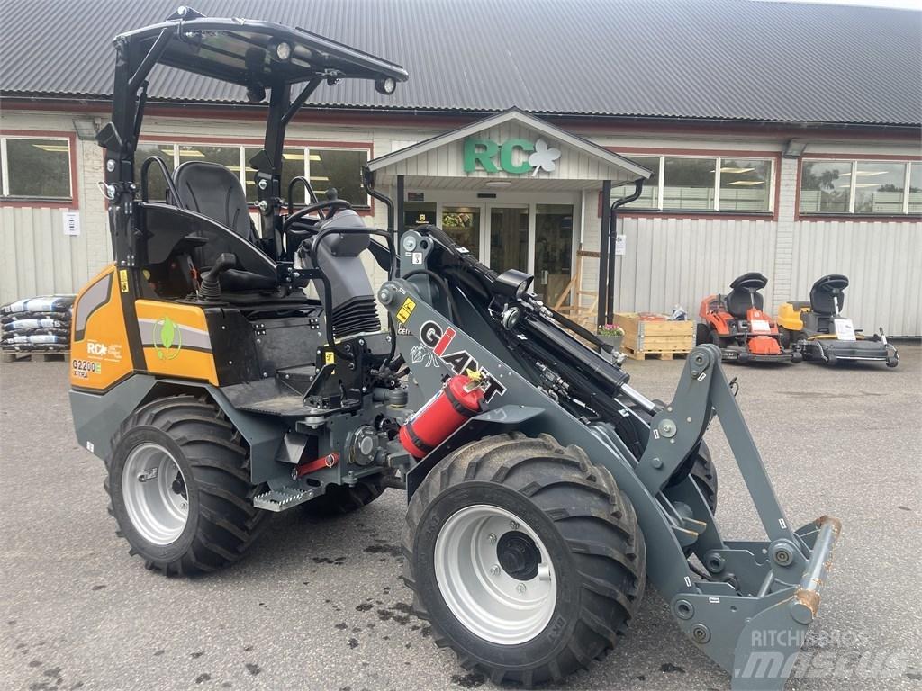 GiANT G2200E Multi purpose loaders