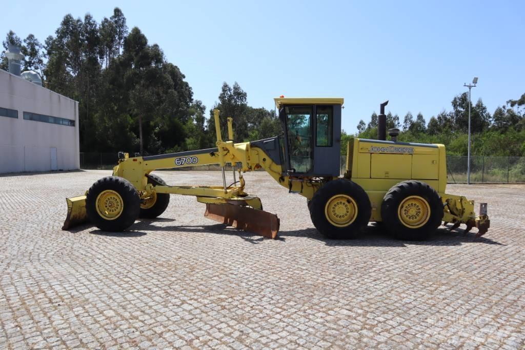John Deere 670B Graders
