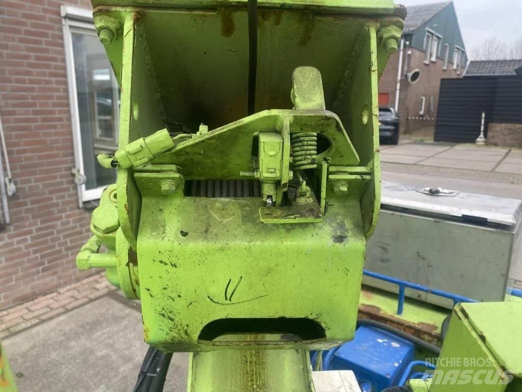 Maeda MC-305C Tracked cranes