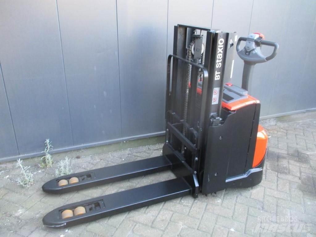 BT SWE 200D Pedestrian stacker