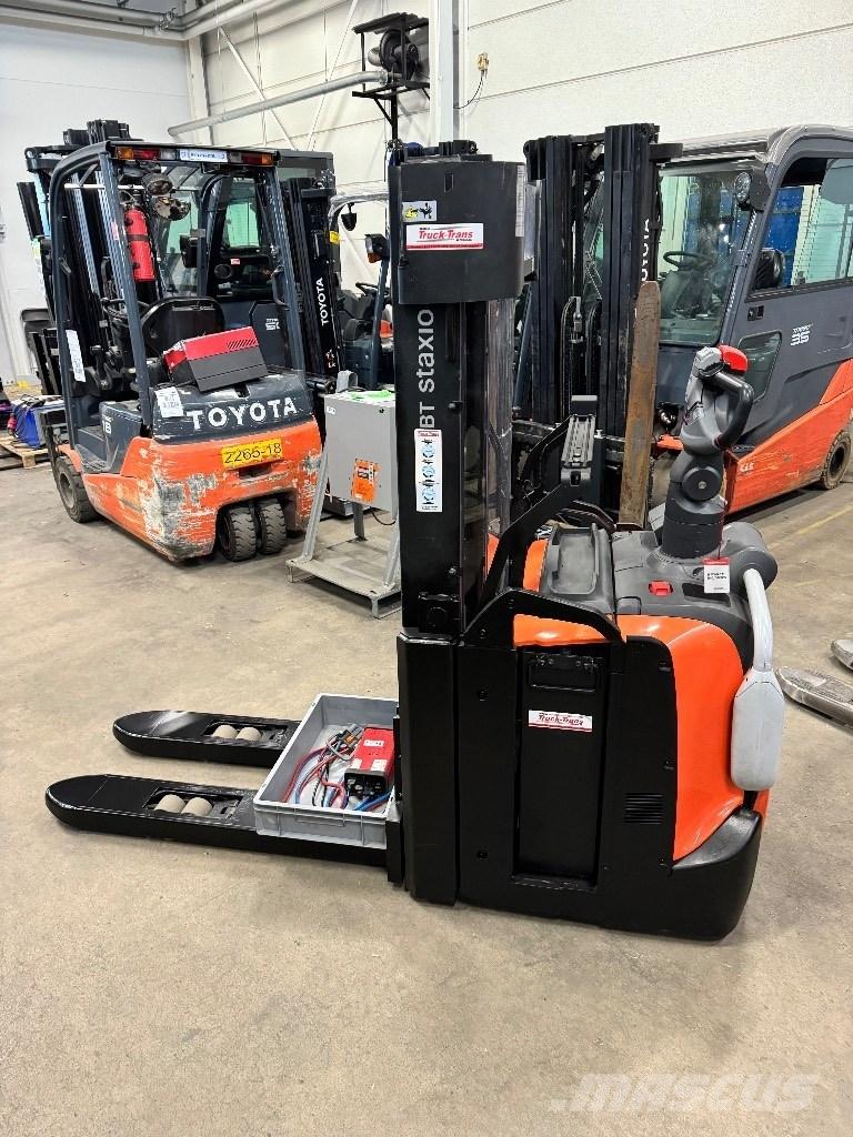 Toyota SPE160L Pedestrian stacker