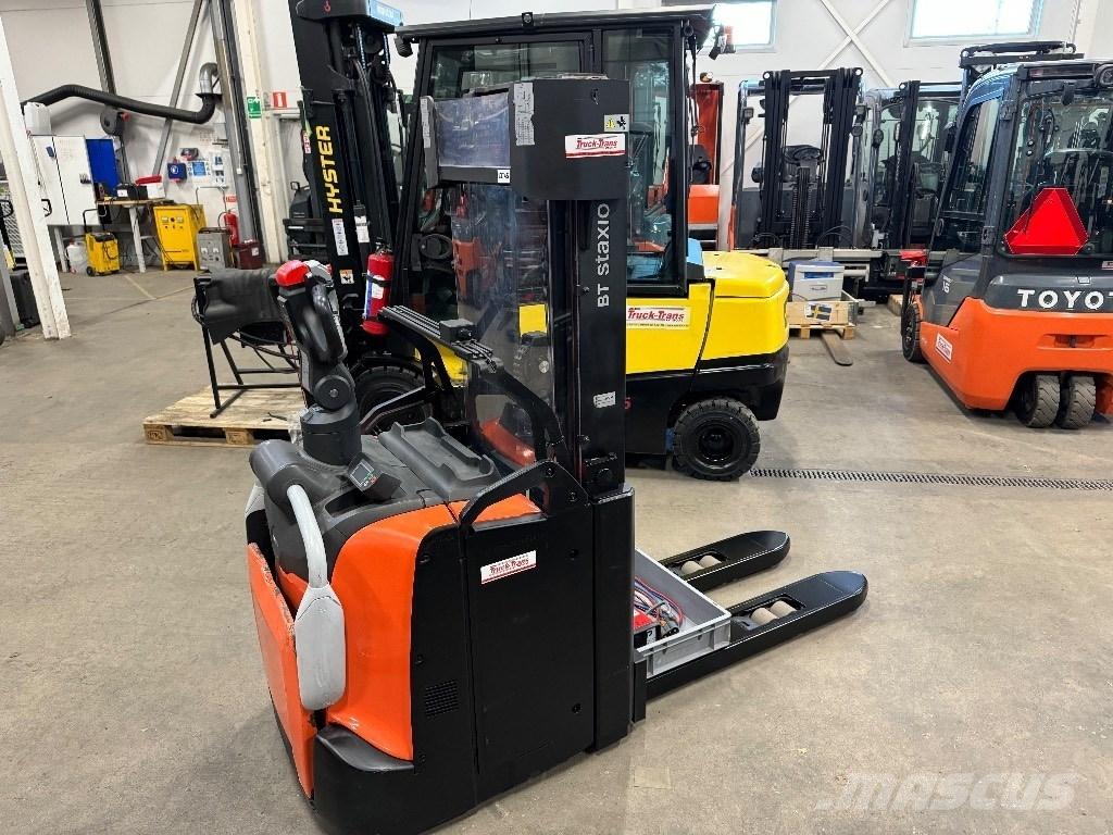 Toyota SPE160L Pedestrian stacker