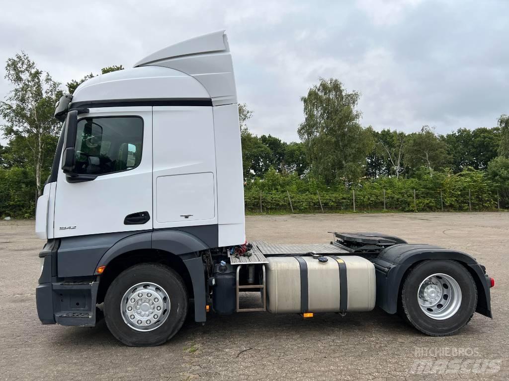 Mercedes-Benz 1842 Tractor Units