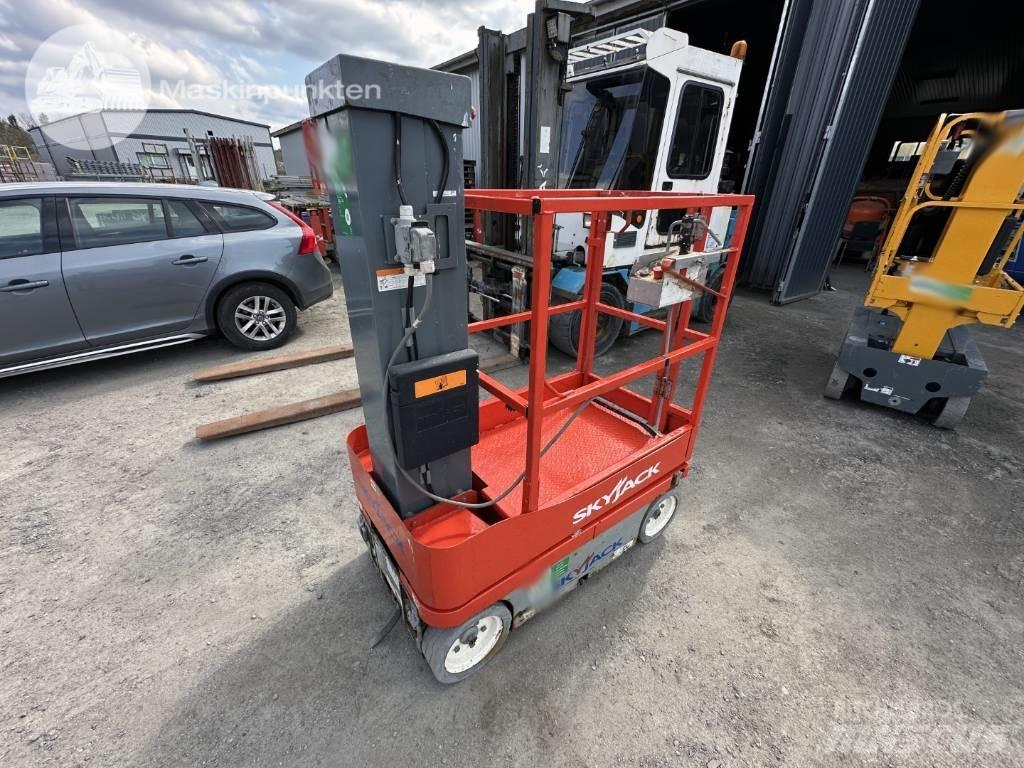 SkyJack SJ 12 Vertical mast lifts