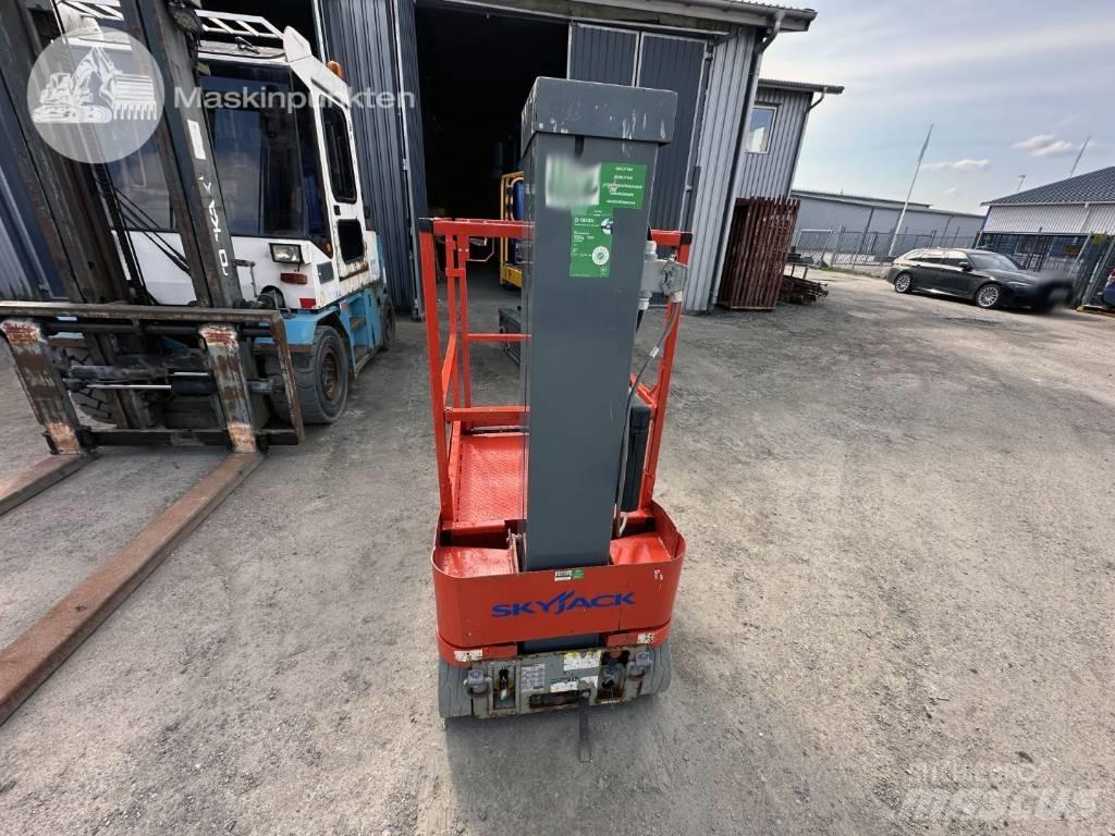 SkyJack SJ 12 Vertical mast lifts