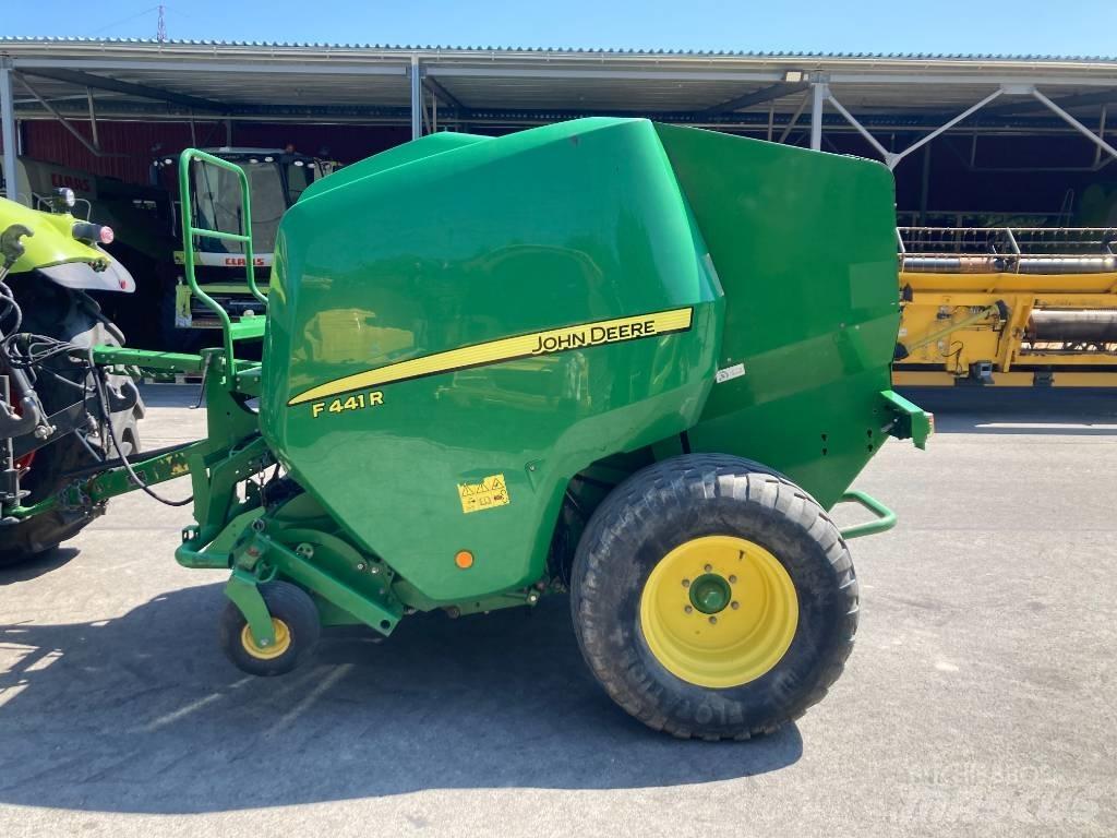 John Deere F441R Round balers