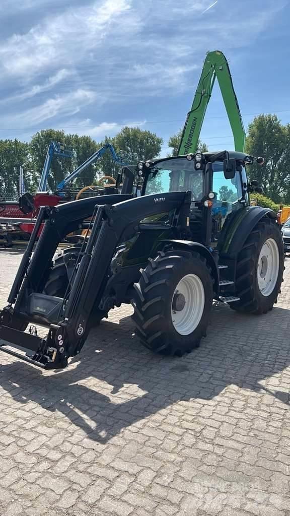 Valtra G135 Tractors