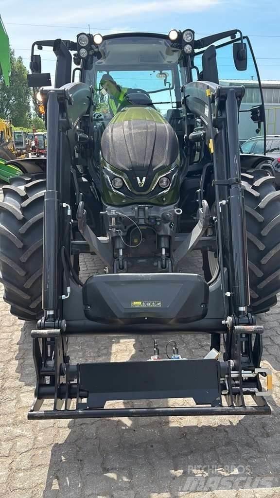 Valtra G135 Tractors