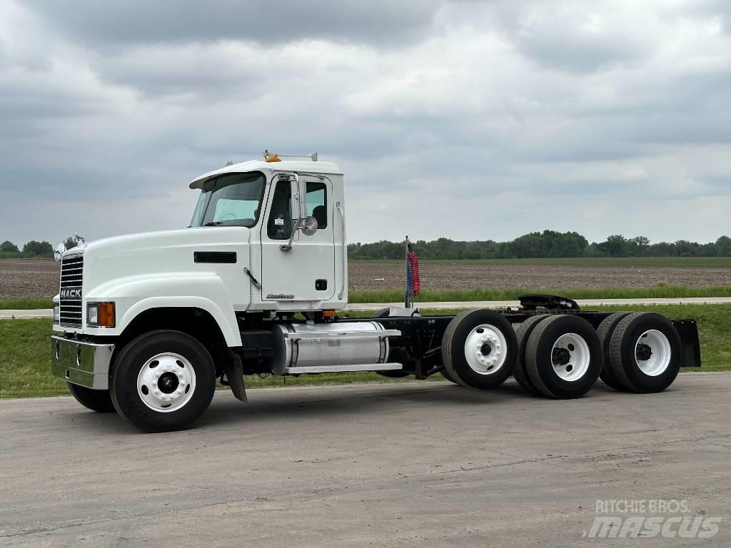 Mack CHN 613 Tractor Units
