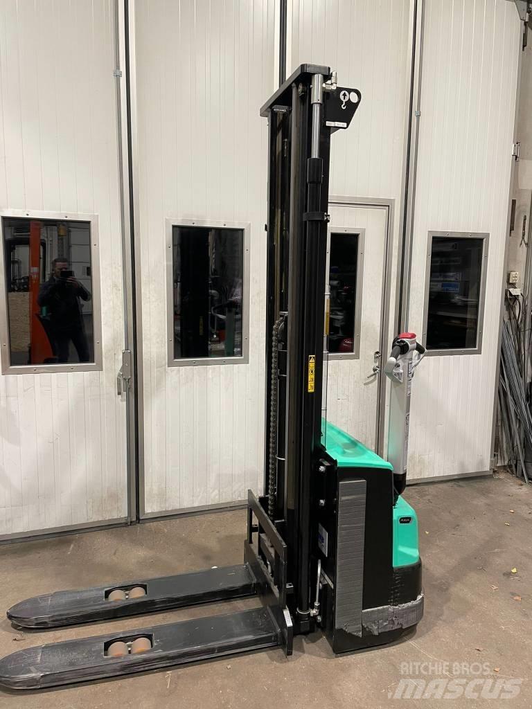 Mitsubishi SBP12N3 Pedestrian stacker