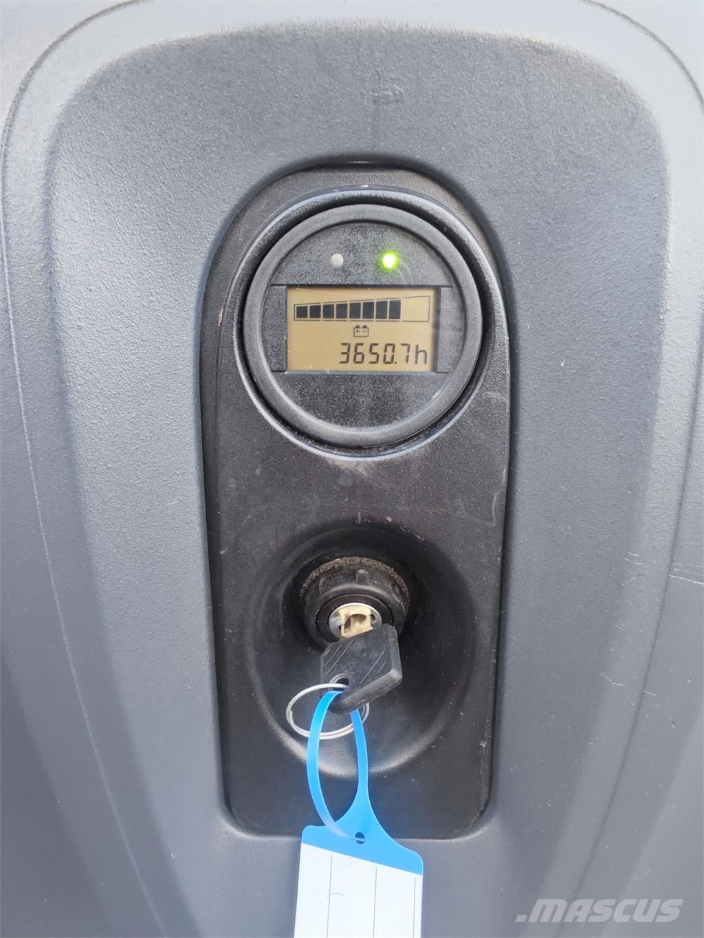 Linde L 12 Self propelled stackers