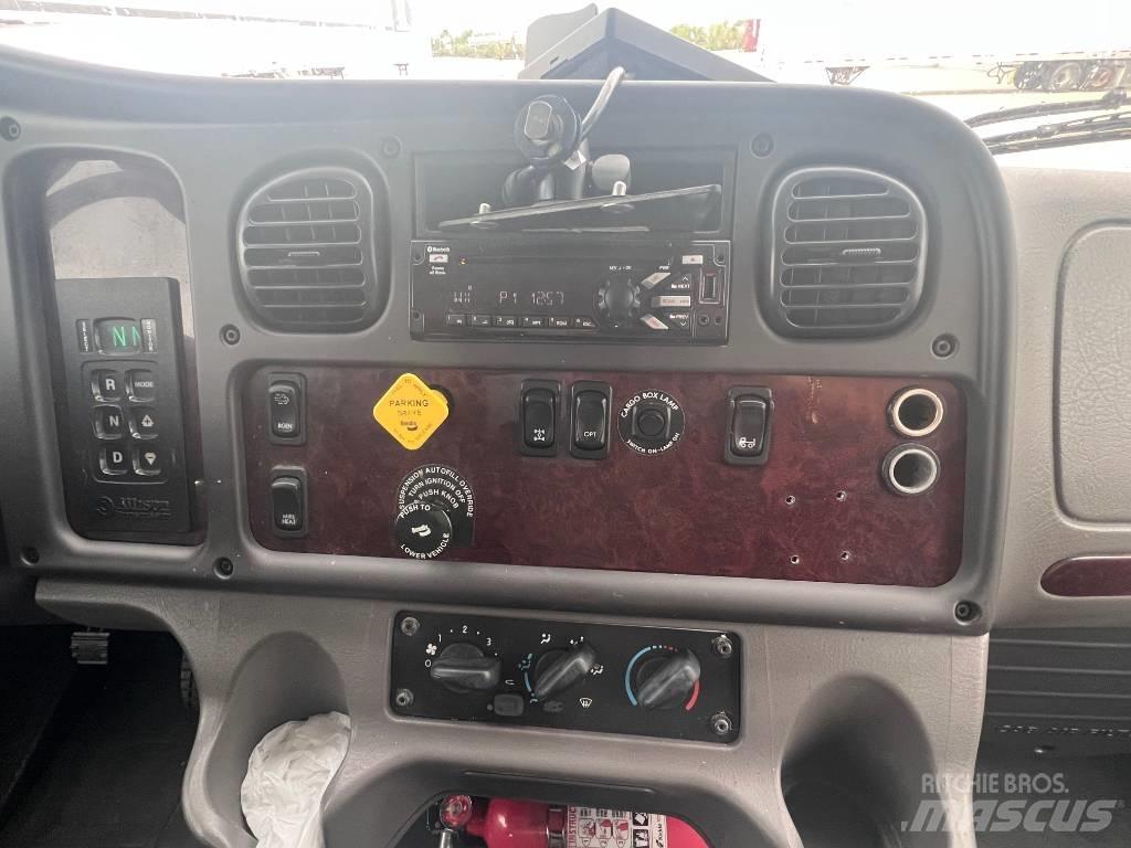 Freightliner M 106 Box body trucks