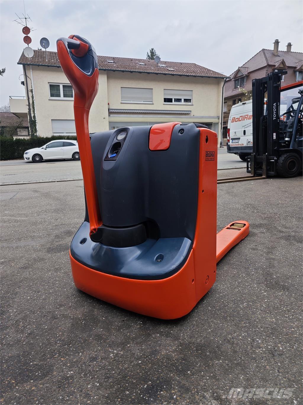 Linde T 16 Pedestrian stacker