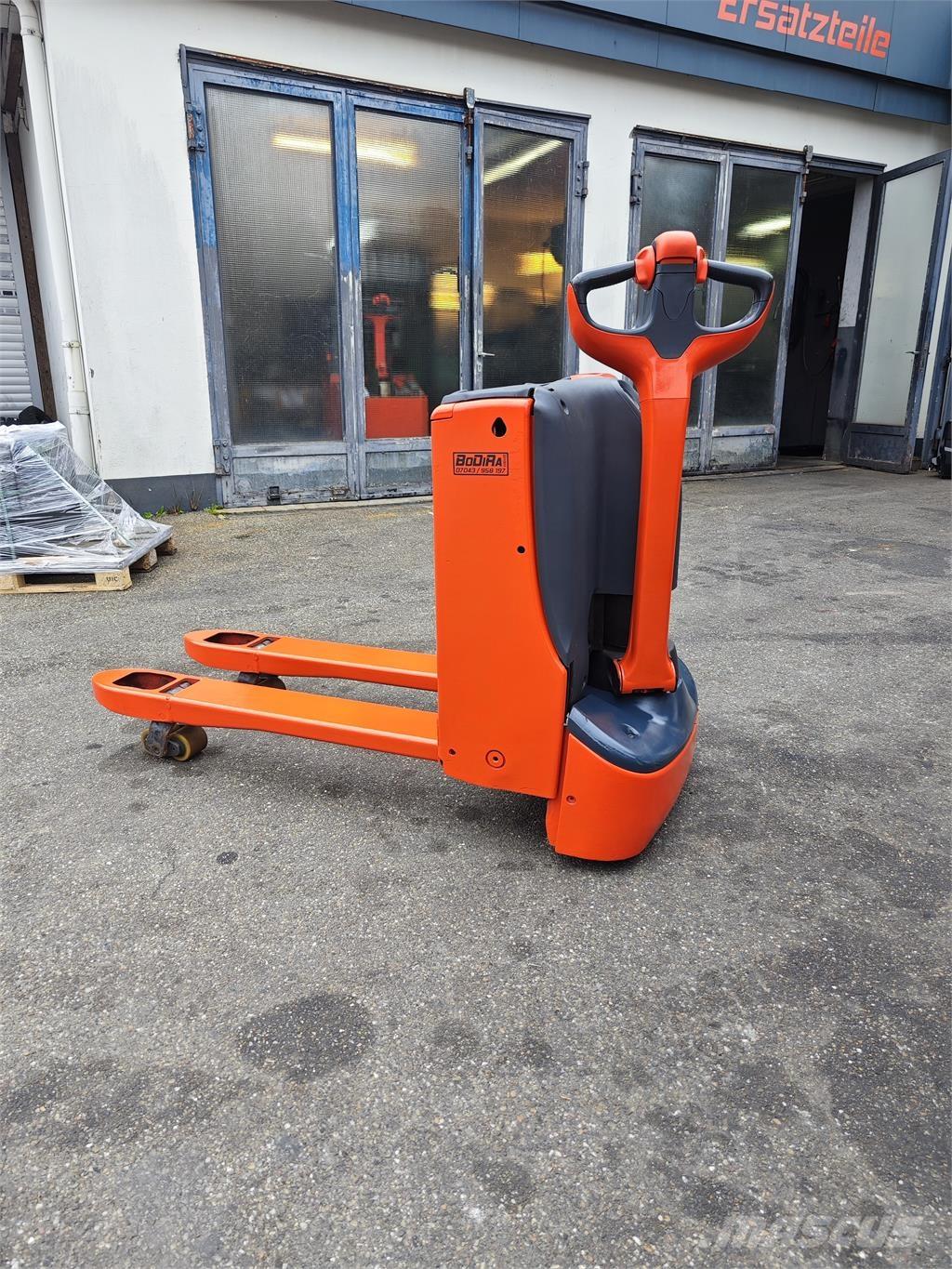 Linde T 16 Pedestrian stacker