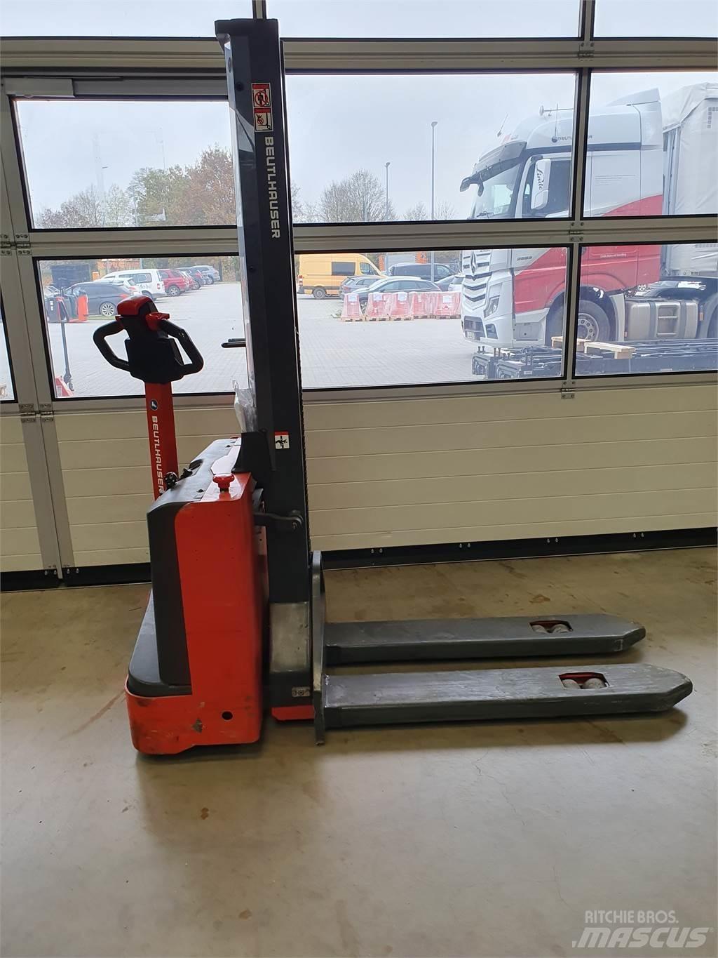 Linde MM10i Pedestrian stacker