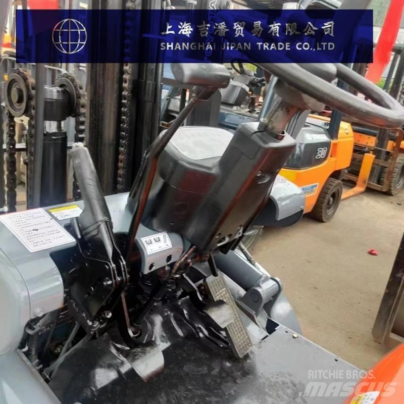 Toyota 6 FDF 30 Diesel trucks