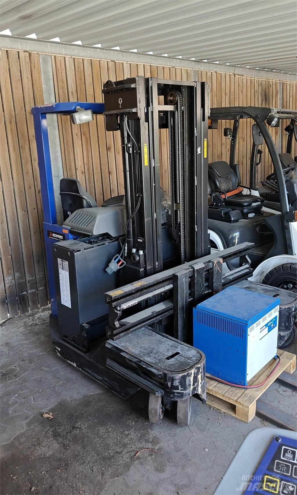 Rocla TEM25 4-way reach trucks