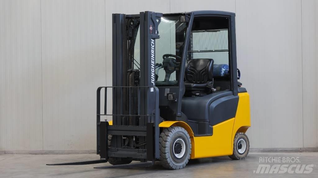 Jungheinrich TFG 320 LPG trucks