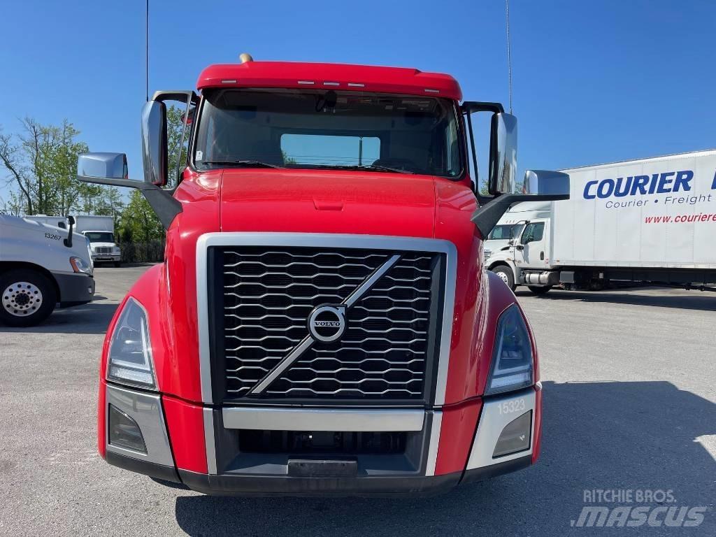 Volvo VNL64T300 Tractor Units