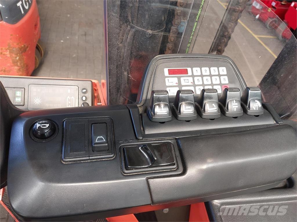 Toyota FRE270 4-way reach trucks