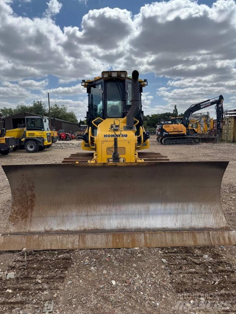 Komatsu D51PX-24 Crawler dozers