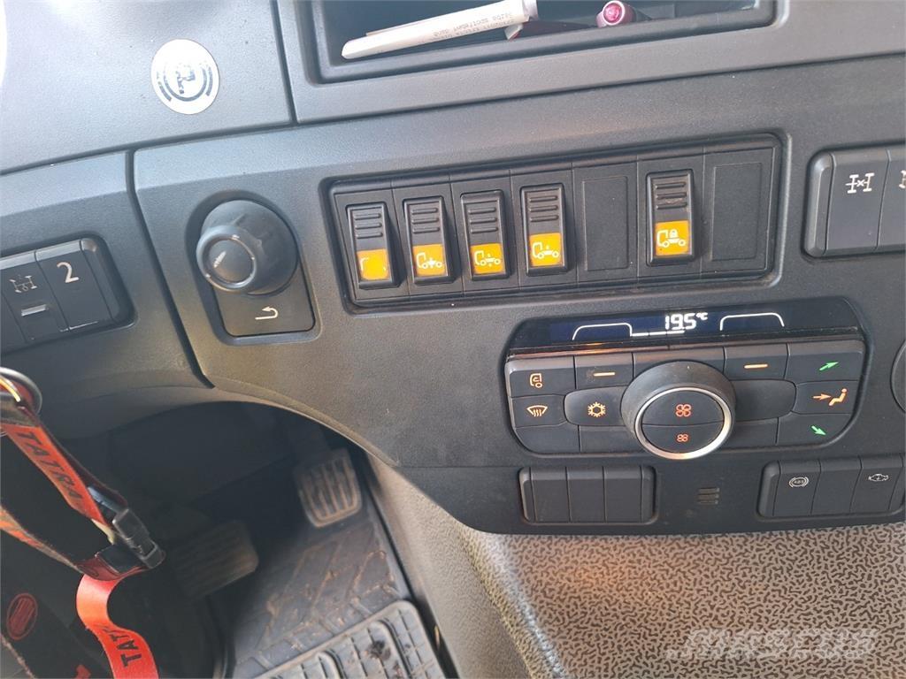 Tatra 8P6R33 Tractor Units