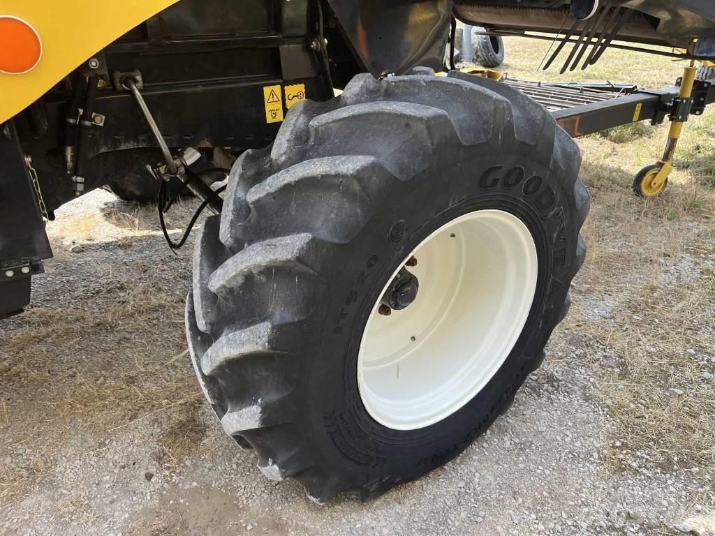 New Holland CSX 7080 Combine harvesters