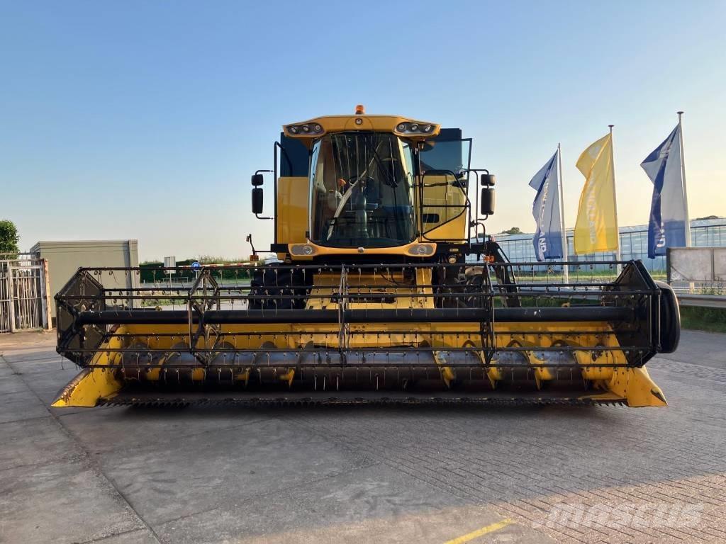 New Holland CS 6080 Combine harvesters