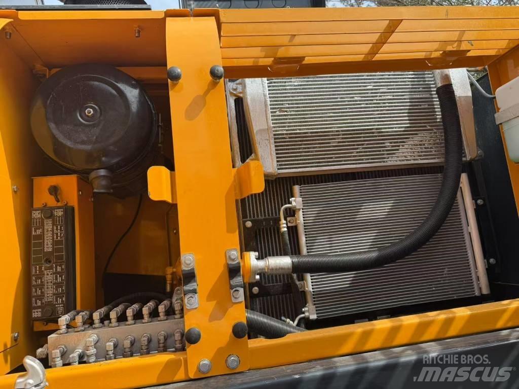 Hyundai 305 Crawler excavators