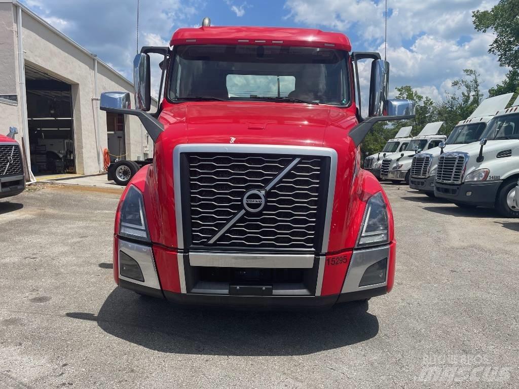 Volvo VNL64T300 Tractor Units
