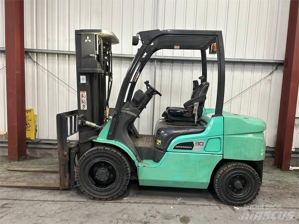 Mitsubishi FD30NT Diesel trucks