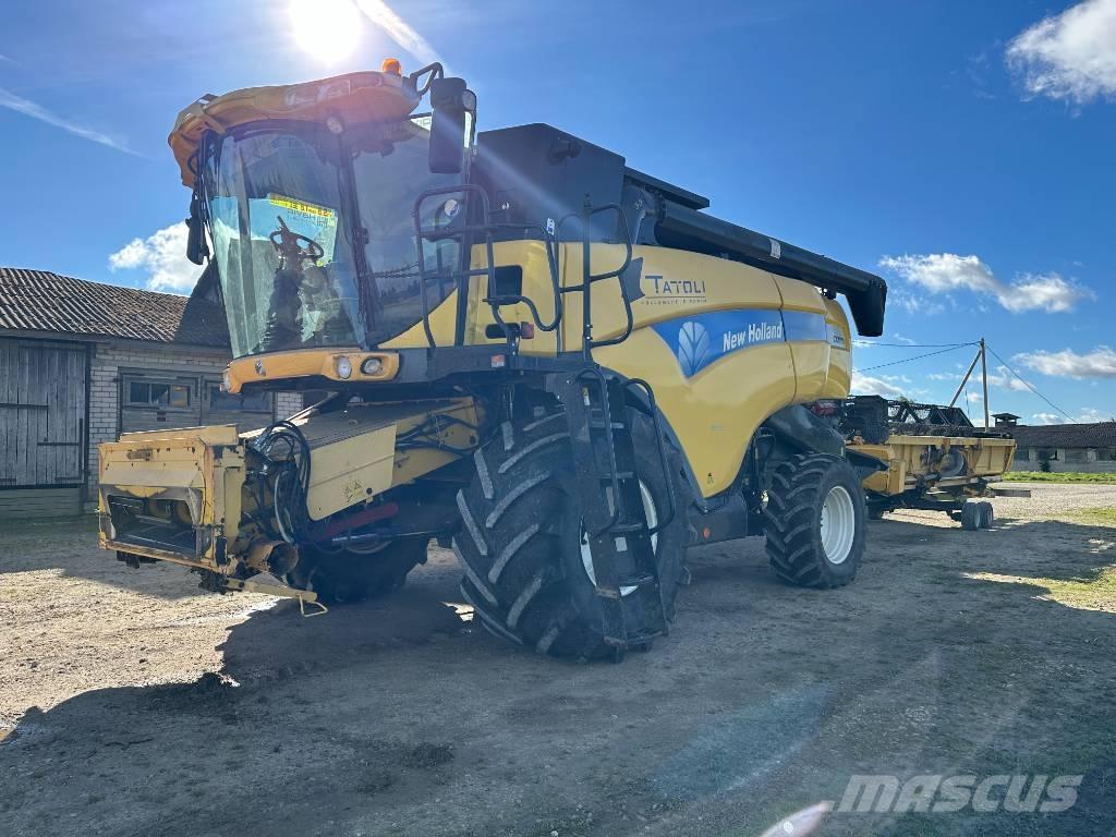 New Holland CX 8070 Combine harvesters