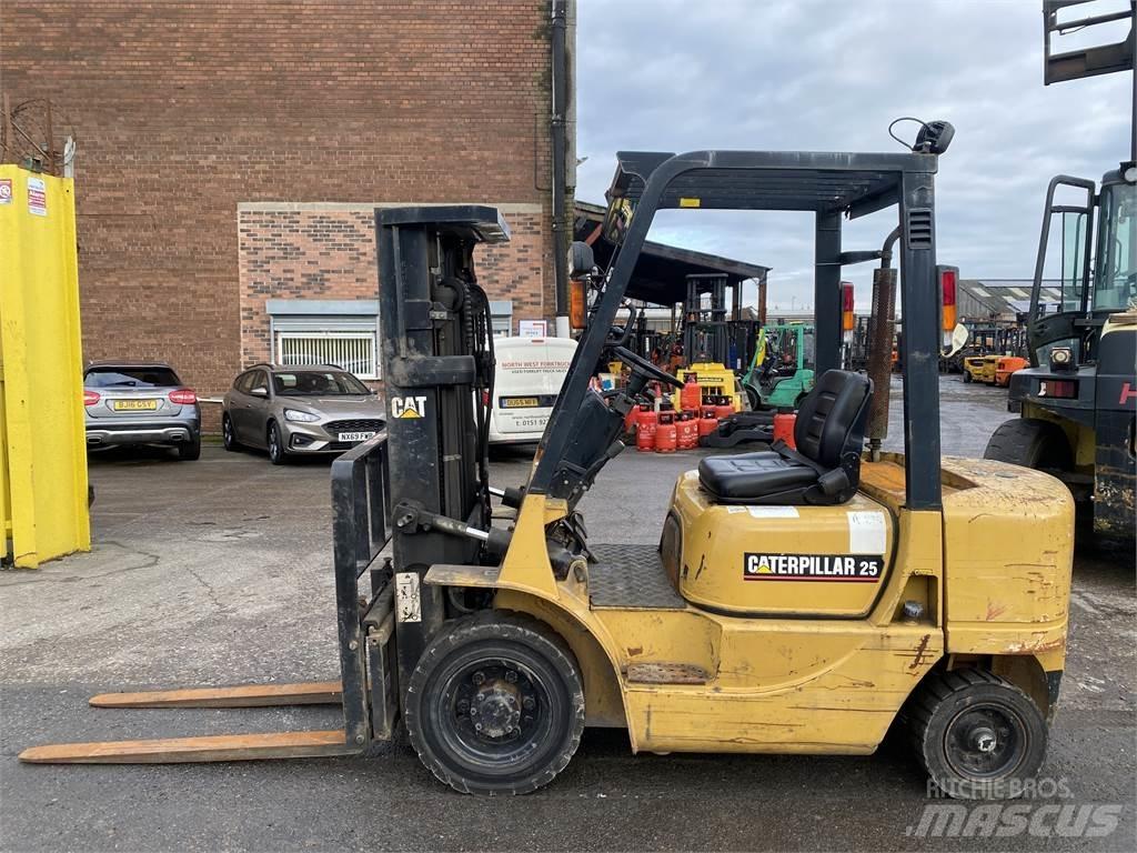 CAT DP25K Diesel trucks